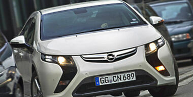 Opel Ampera горит синим пламенем