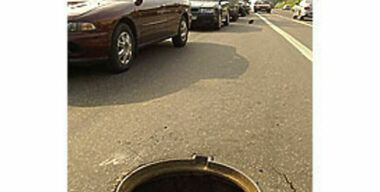 Люки на дорогах возьмут  в кольцо