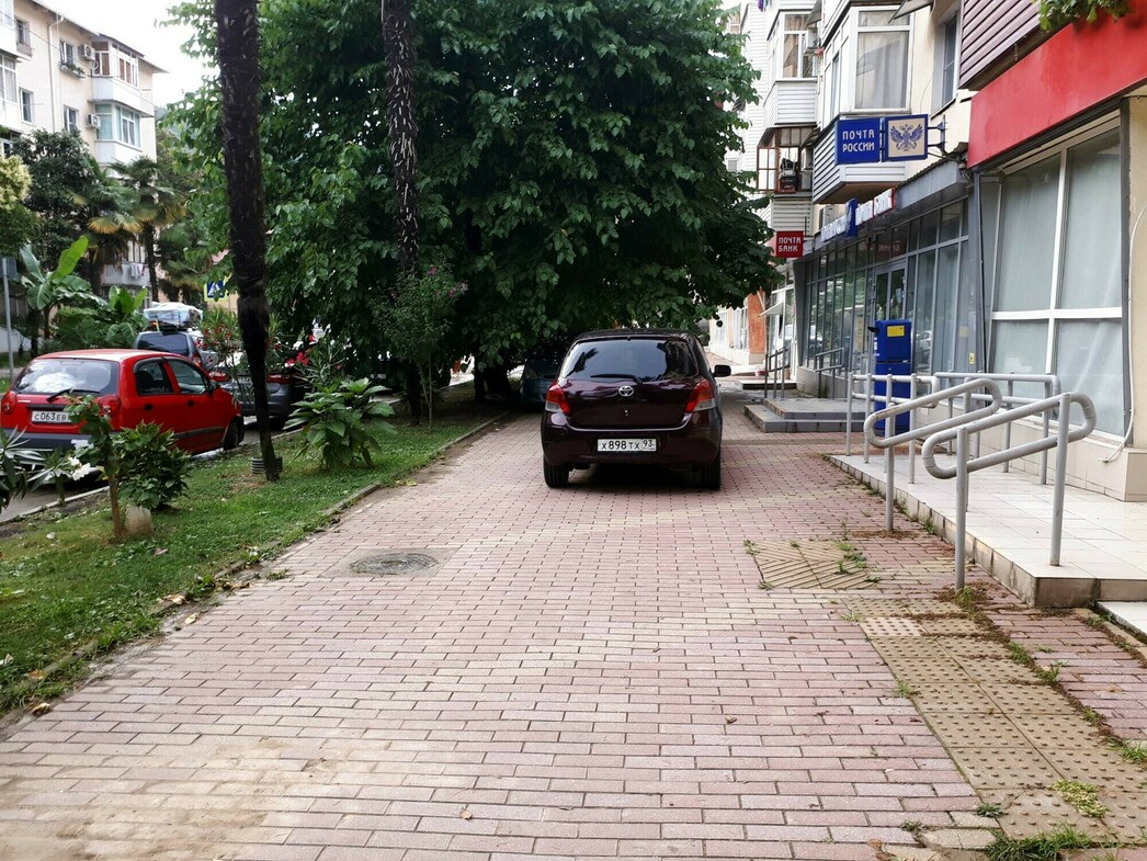 Парковка на тротуаре. Так люди спасали свои машины от подтоплений.