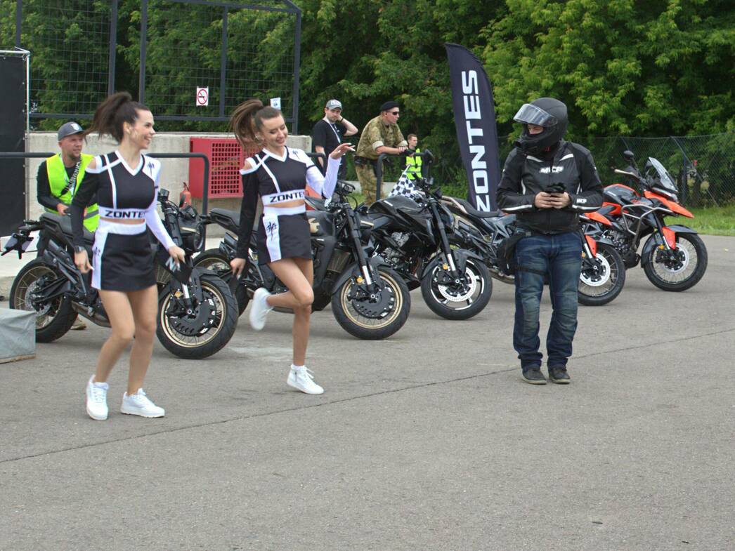 У всех представленных на фото мотоциклов один и то же мотор. Однако за счет конструкторских игр с подвесками, настройками электронных мозгов и, конечно же, внешнего облика и эргономики, эти «мопеды» разнесены по разным рыночным сегментам. Например, ZT 350 GK – нечто из клана кафе-рейсерской новой классики; модель ZT 350 R1 – городской нейкед, а высокое лобовое стекло  ZT 350-T как бы намекает на готовность к путешествиям. 