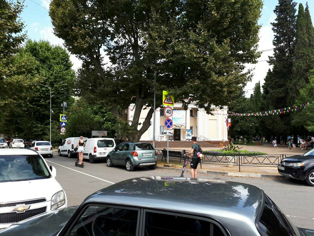 Электросамокаты передвигаются прямо по улицам