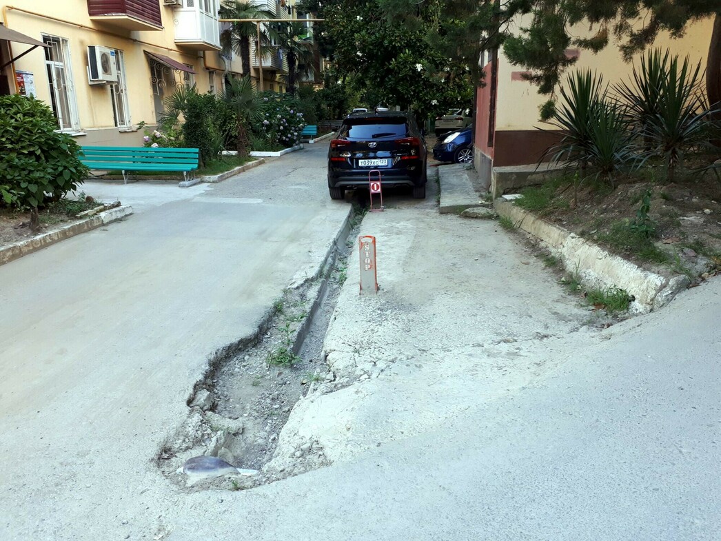 Автомобили паркуют прямо над ливневками