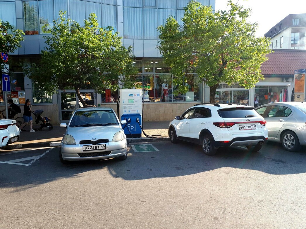 Места зарядок для электромобилей заняты обычными машинами