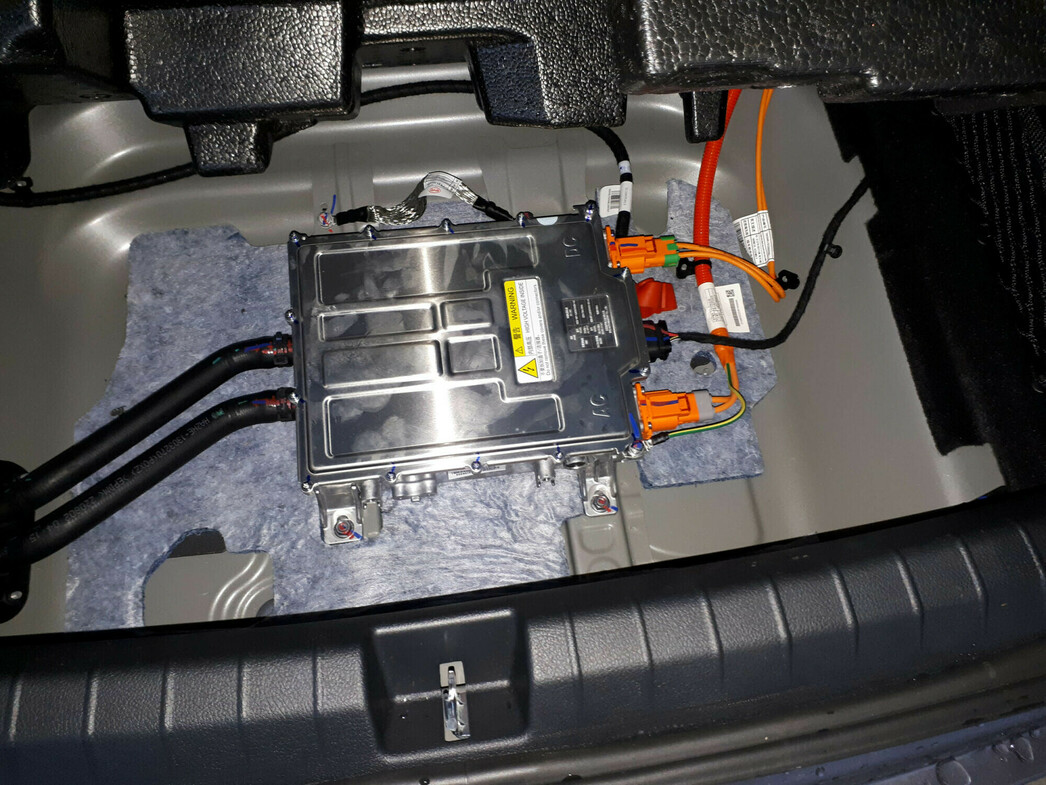 Вот, что находится на месте "запаски". Но в комплекте есть насос и баллончик с герметиком