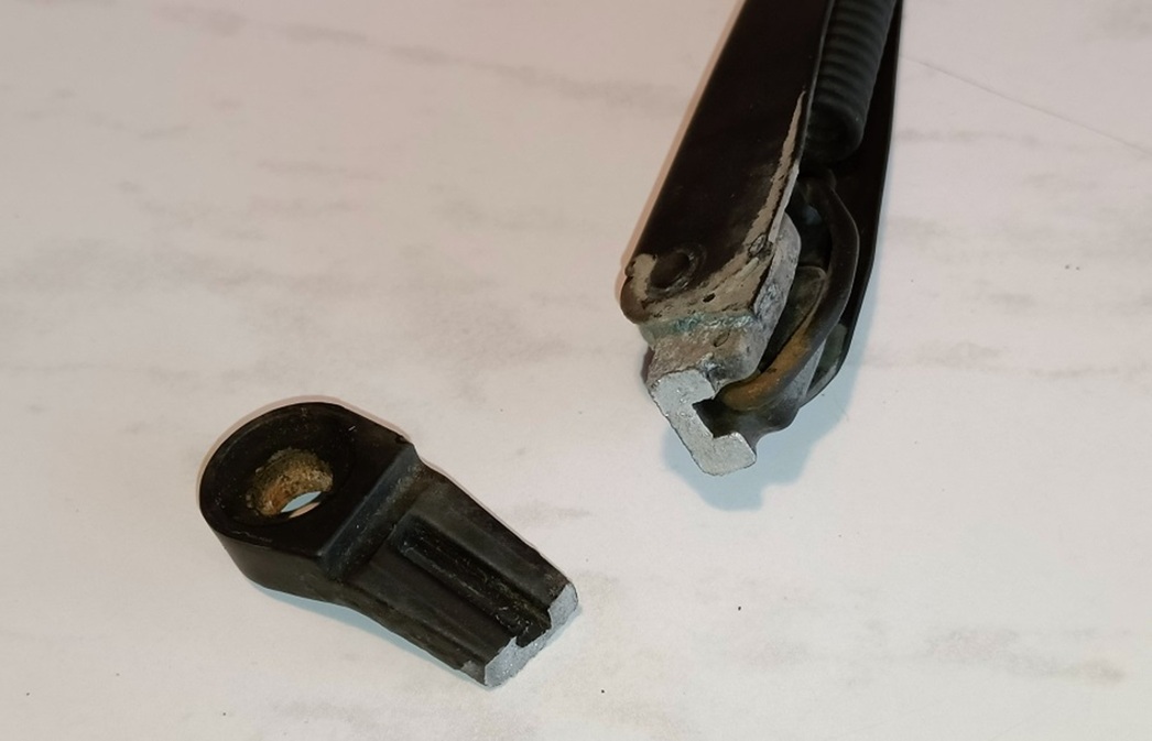 Обломки рычага заднего стеклоочистителя.