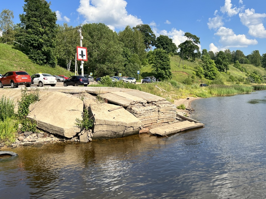Остатки пристани для автомобильных паромов.