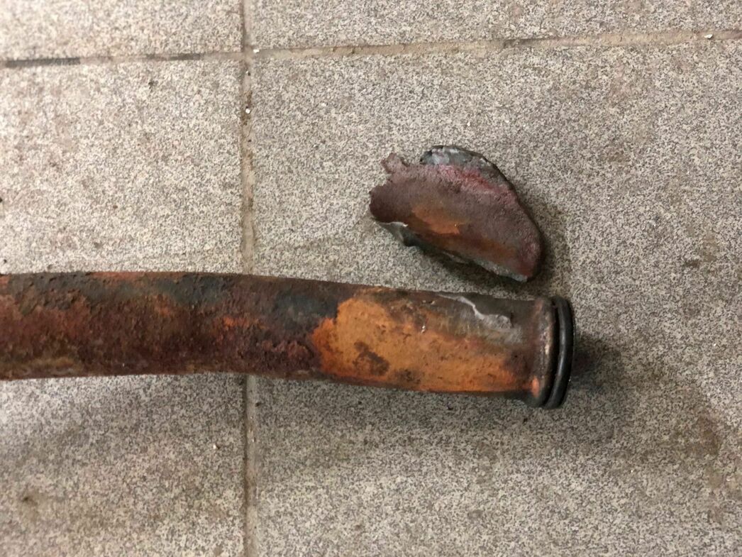 Решения хватило ненадолго: заплатка отвалилась.