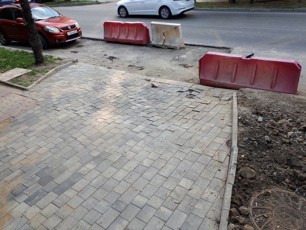 Оцените качество укладки тротуарной плитки. Не успели уложить, а она уже просела.
