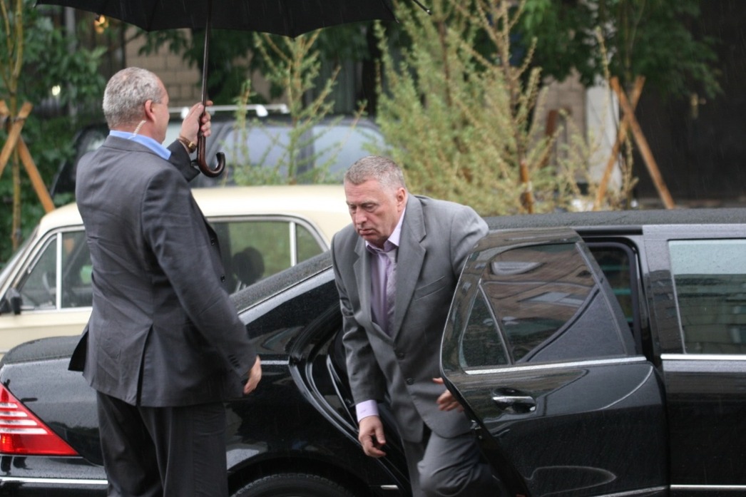 Некогда служебный Mercedes-Benz S-klasse W220 Владимира Жириновского.