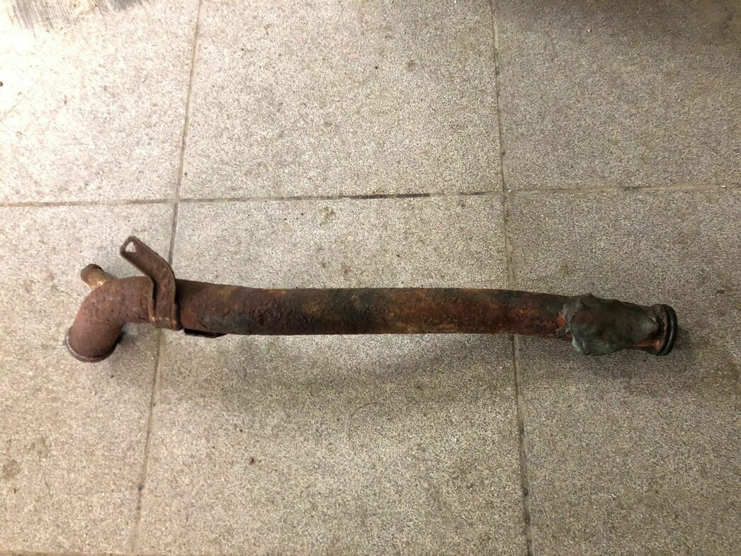 Латать этот патрубок охлаждения было бесполезно: проржавел насквозь…