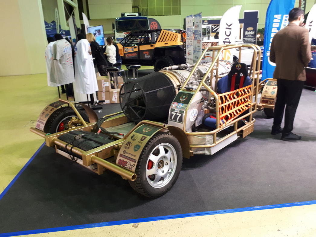 Машина с реактивным двигателем