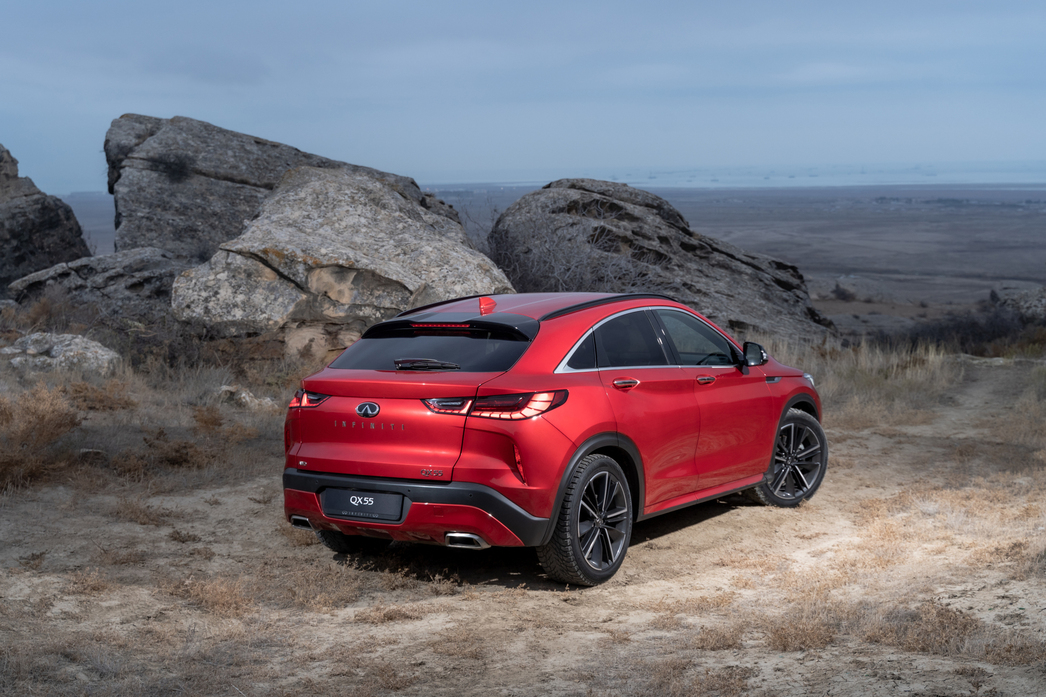 Пожалуй, главная «фишка» Infiniti QX55 - это дизайн! И только попробуйте сказать, что он не уделал BMX X4 и Mercedes-Benz GLC.