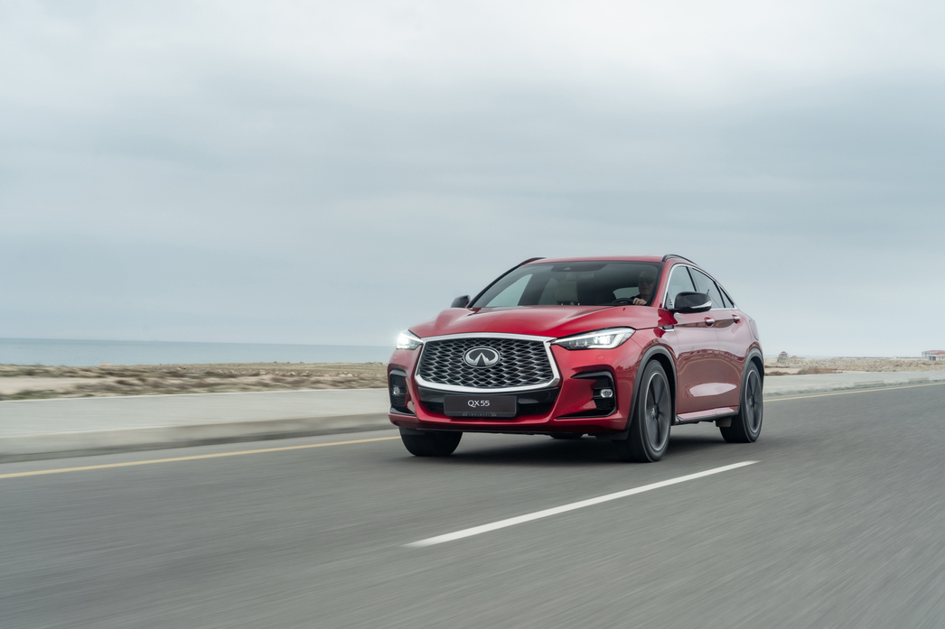 Рулевое управление - по проводам, лишенное прямой связи обода с колесами. Электроника на ходу анализирует и обрабатывает до 1000 параметров в секунду.