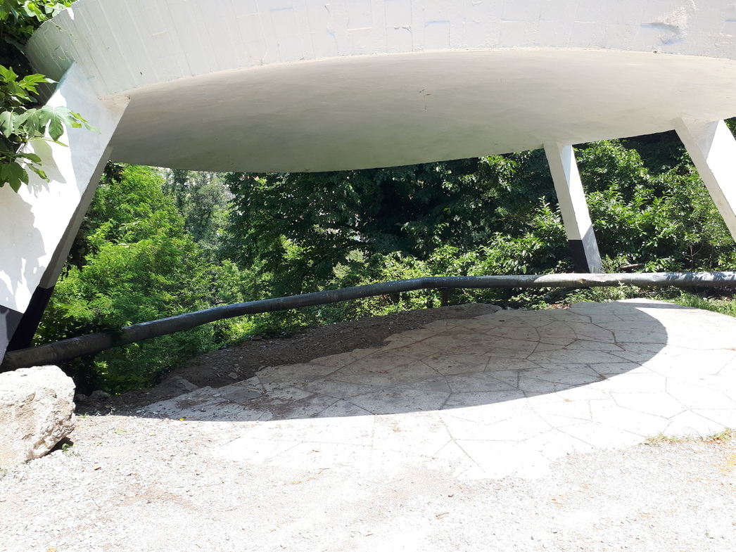 А вот в таком состоянии находится остановка общественного транспорта. Причем, многие подобные остановки уникальны по своей архитектуре.