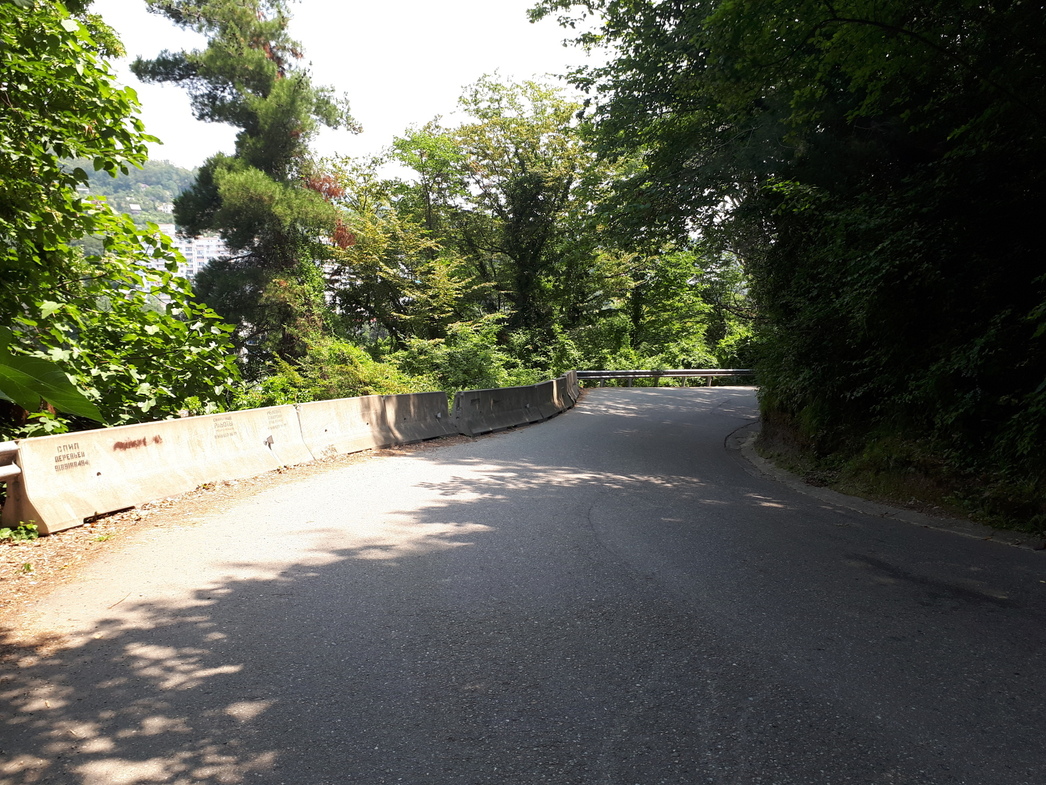 На Новороссийском шоссе в районе Мыса Видный уже несколько лет ждет ремонта кусок дороги, через который прошел сель.