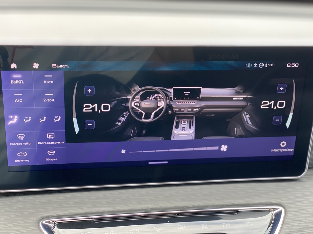 Управление "климатом" - и через дисплей, и через панельку под ним.