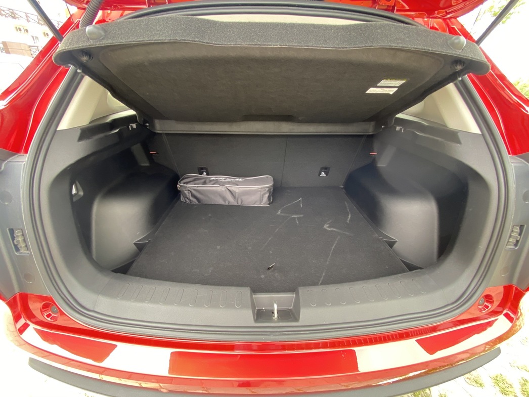 Багажный отсек даже при поднятых задних диванах вызывает уважение.