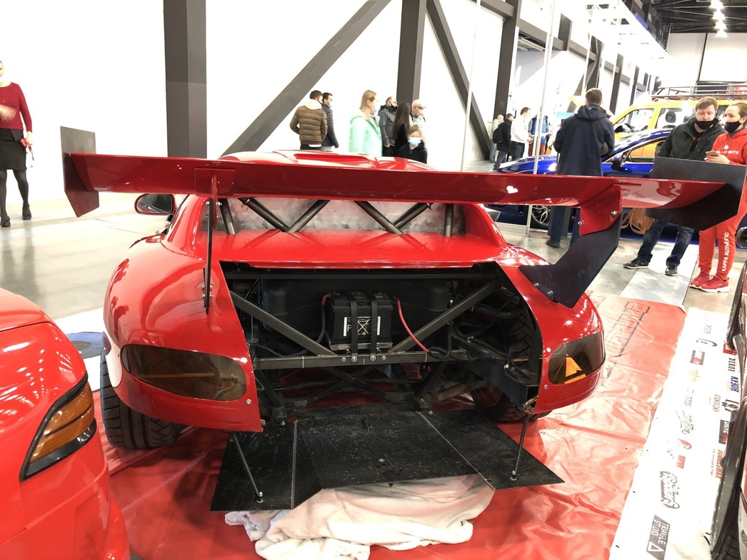 Стрит-рейсерский Dodge Viper.