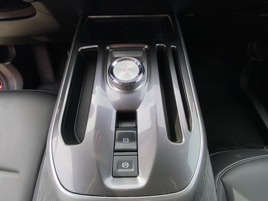 "Шайба" селектора КП в "обрамлении" прорезей для хранения смартфона и, скажем, кредиток. Удачное решение консоли.