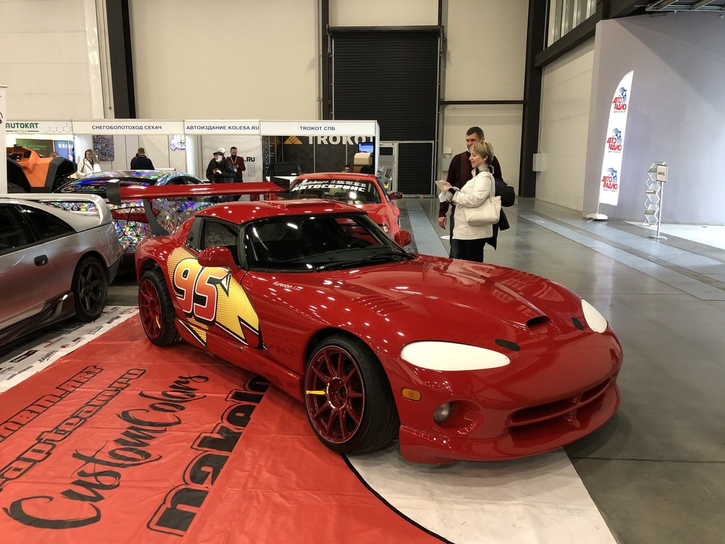 Стрит-рейсерский Dodge Viper.