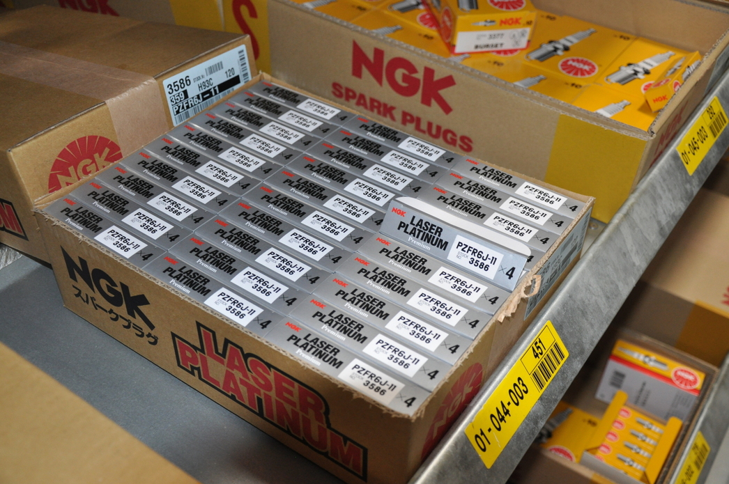 Свечи зажигания тоже очень часто подделывают. Поэтому покупайте расходники только в проверенных автомагазинах.