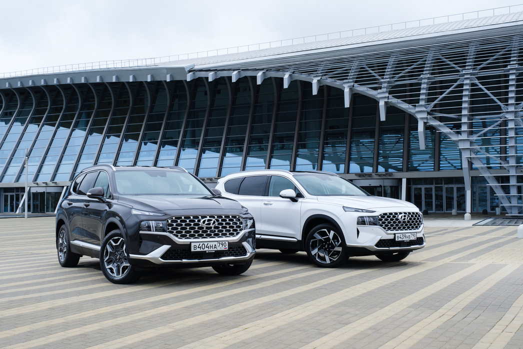 Слева - обычный Santa Fe, а справа а специальная версия Calligraphy. Она отличается собственными элементами дизайна кузова и эксклюзивными решениями в отделке салона.