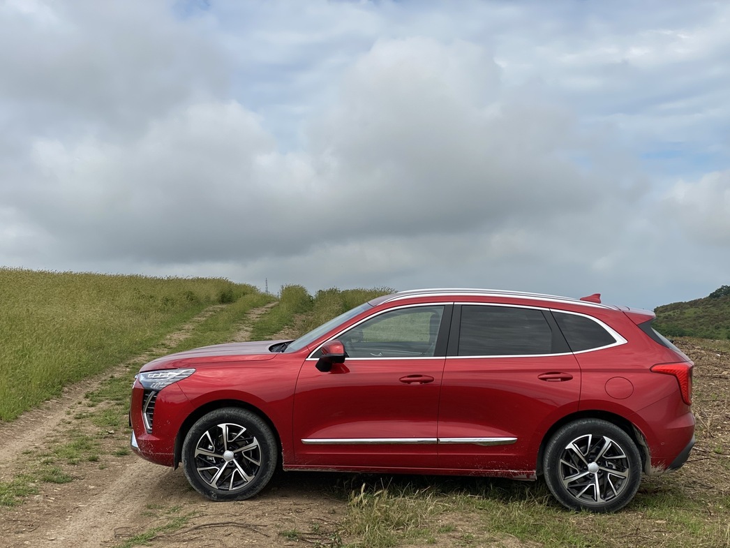 Боковые линии кузова заслуживают только похвалы. Аплодисменты дизайнерам -  в студию.