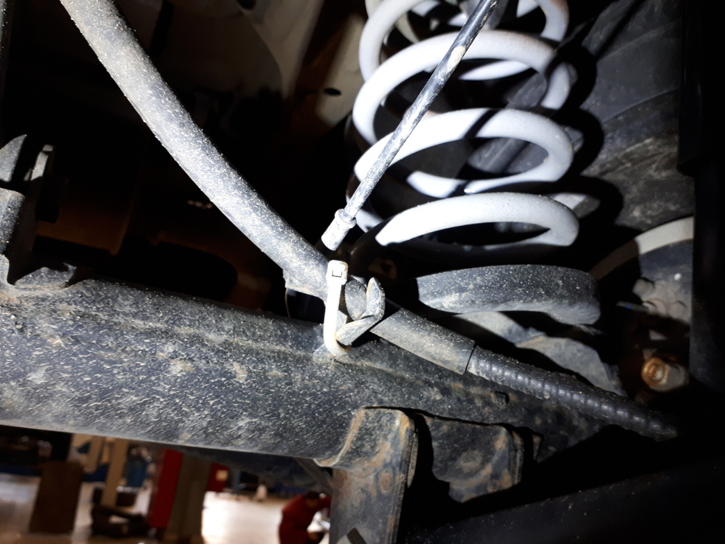 Горе-мастер может "случайно" порвать хлипкие пластиковые хомуты и тормозной шланг станет болтаться.  