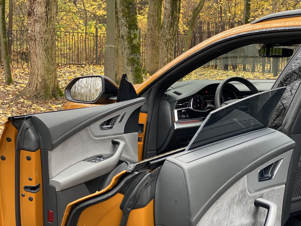 Безрамочные окна придают авто особый шик.