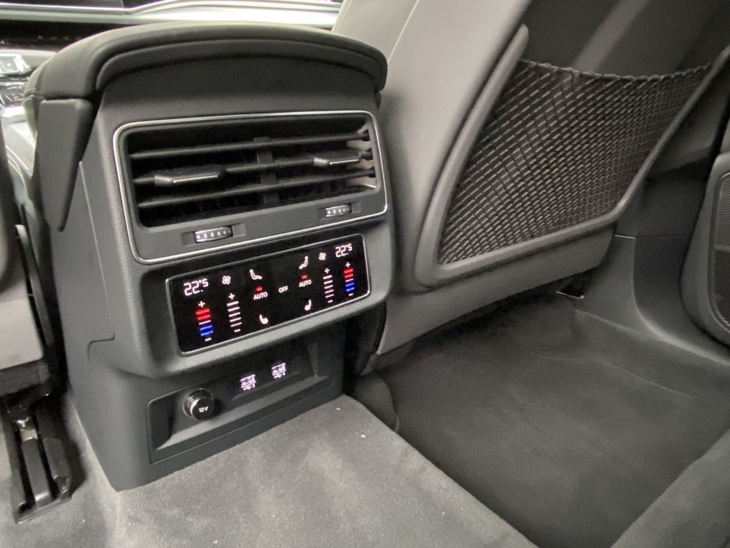 Массаж спин задних седоков, в отличие от передних, не предусмотрен. Но раздельный климат, USB-входы, регулировки кресел и без него сделают поездку комфортной.