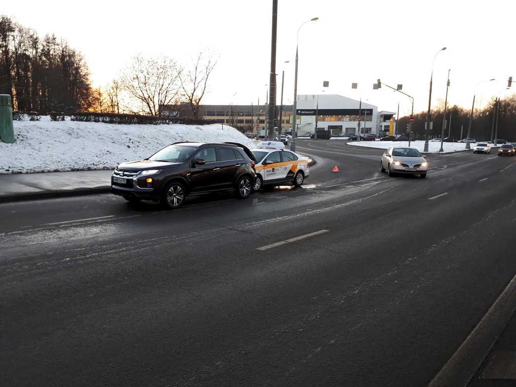 В обед на дороге было заметно меньше машин, чем в вечерний час пик.