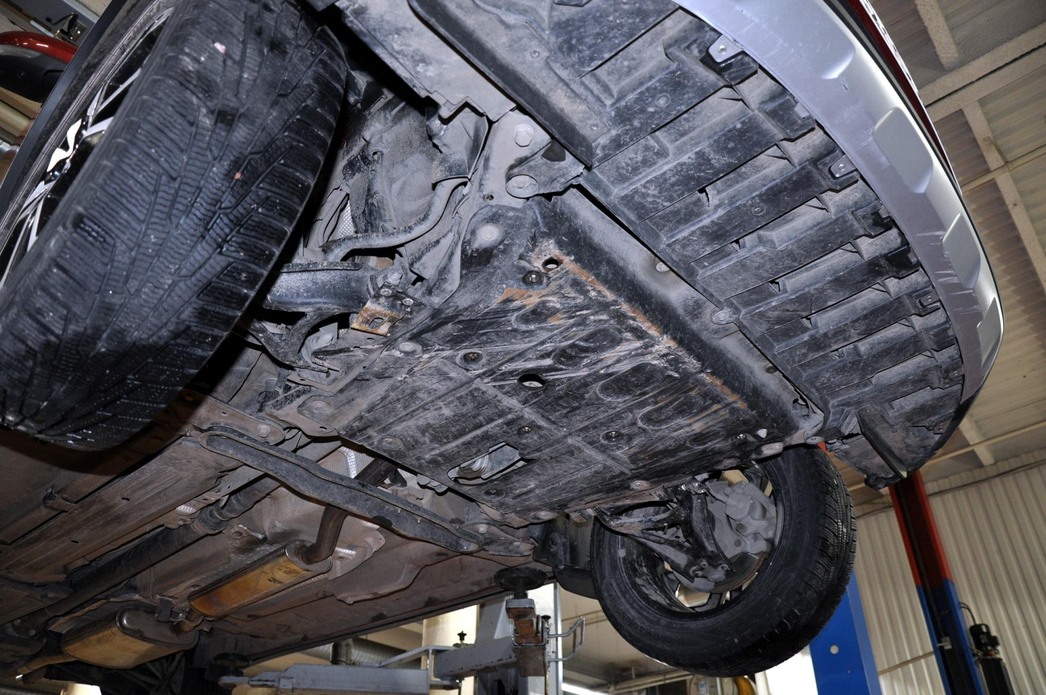 Крепежные болты защиты нужно регулярно смазывать, чтобы они не закисали и не обламывались при демонтаже