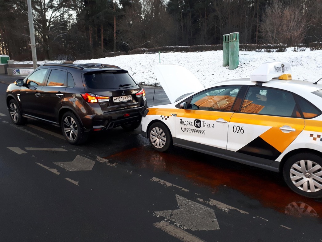 Оранжевая лужа рядом с Volkswagen Polo, вероятно, последствия треснувшего бачка омывателя.