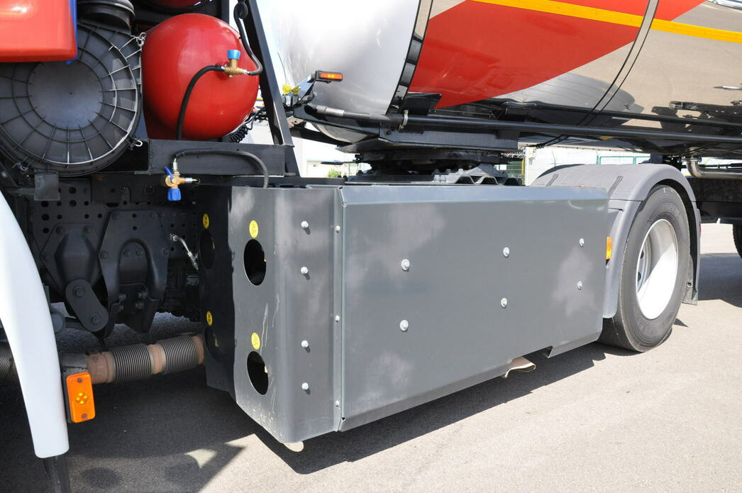 Баллоны с метаном скрывает мощная защита. Но она "съедает" клиренс. В результате, после зимы, на железе появилась вмятина.