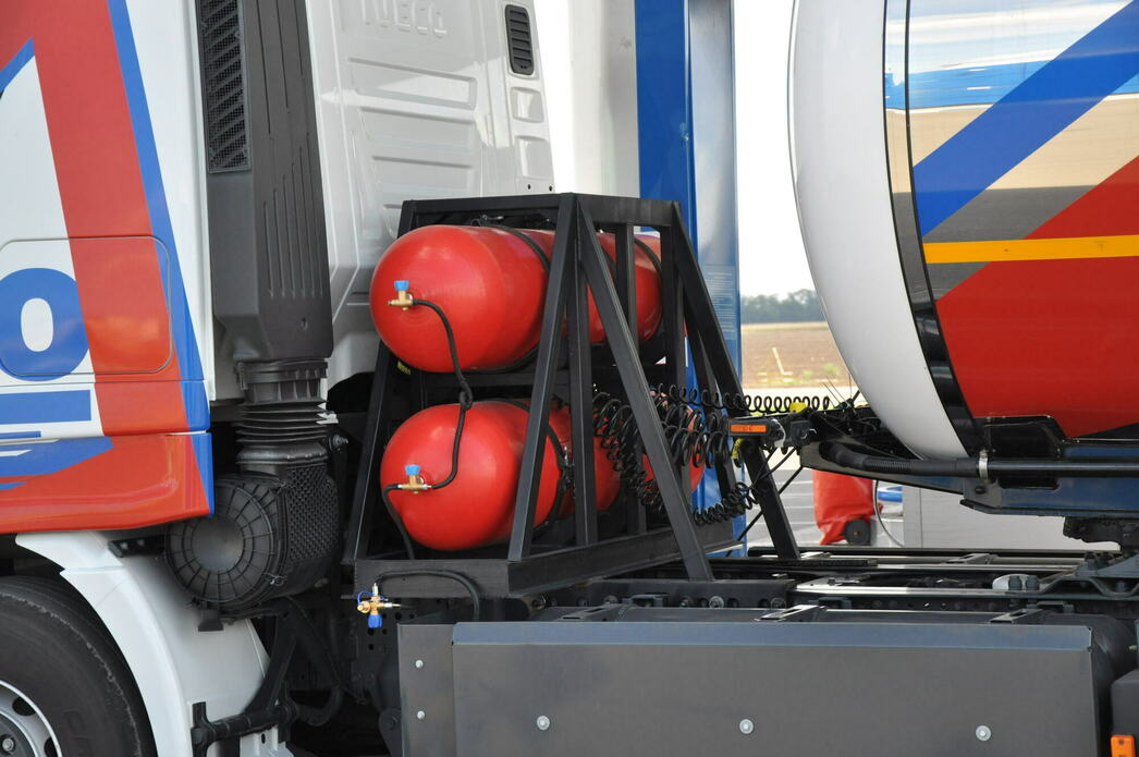 На тягаче установлены дополнительные газовые баллоны