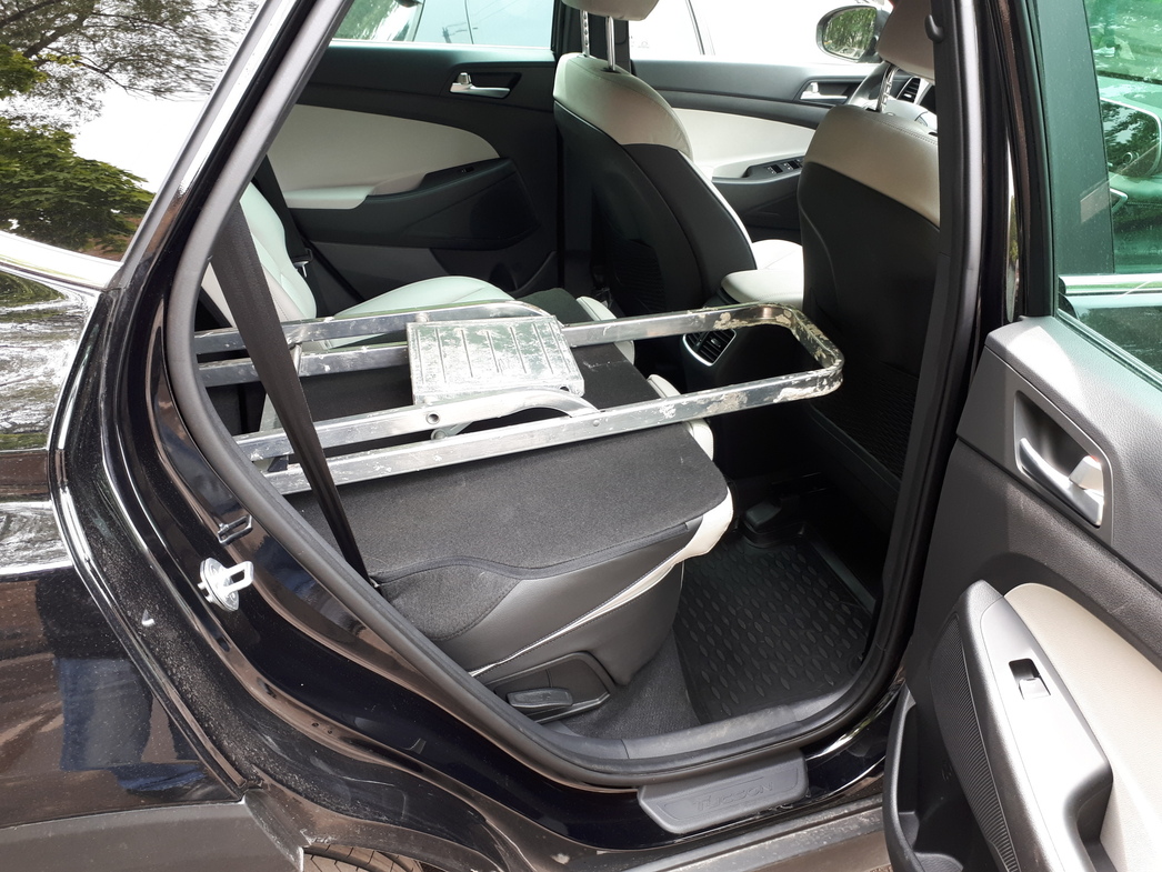 Второй такой коробки как для RAV4 для Hyundai Tucson мы не нашли - все-таки не каждый день приходится забирать из магазина самосборные кровати. Для демонстрации транспортных возможностей «корейца» мы загрузили в него строительную складную лестницу длинной 1,7 метра. Судя по всему, если наклонить вперед спинку переднего пассажирского сиденья, двухметровый предмет можно увезти и на этой машине.  