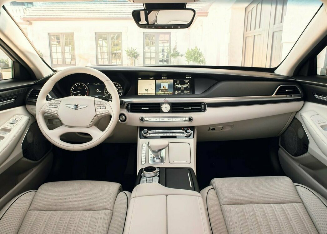 На фото Genesis G90