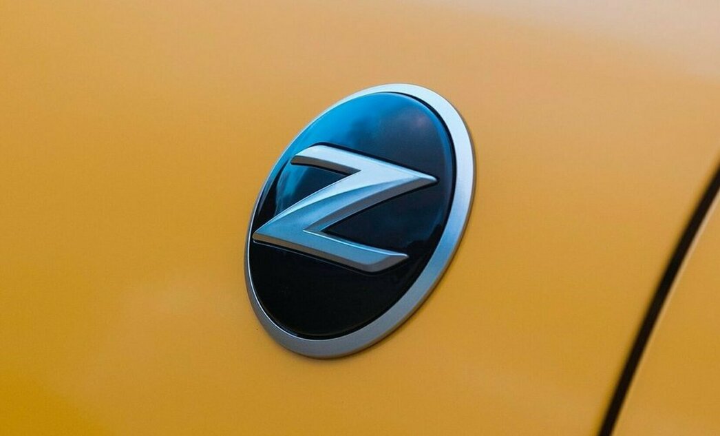 На фото шильд Nissan 370Z Coupe Heritage Edition 2018 модельного года