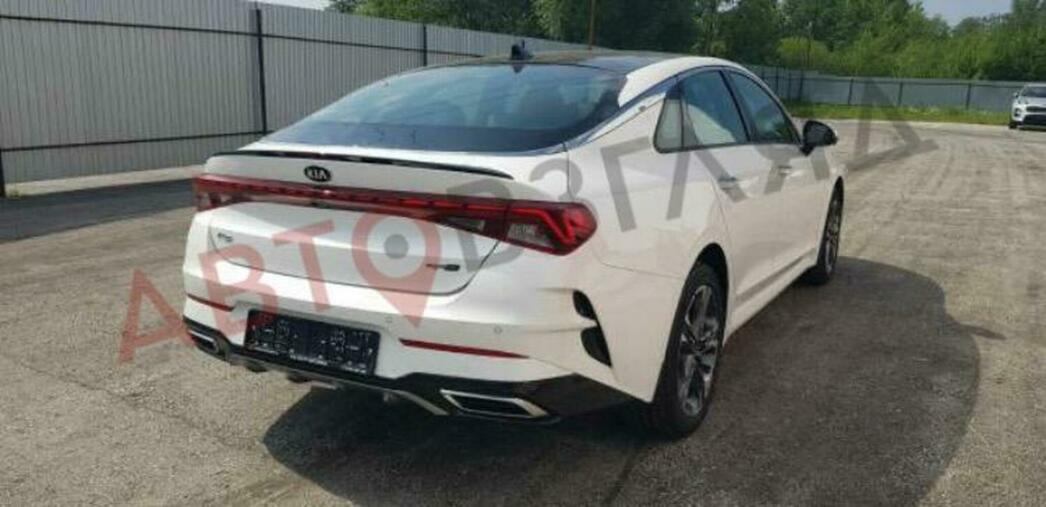 На фото KIA K5 в комплектации GT Line