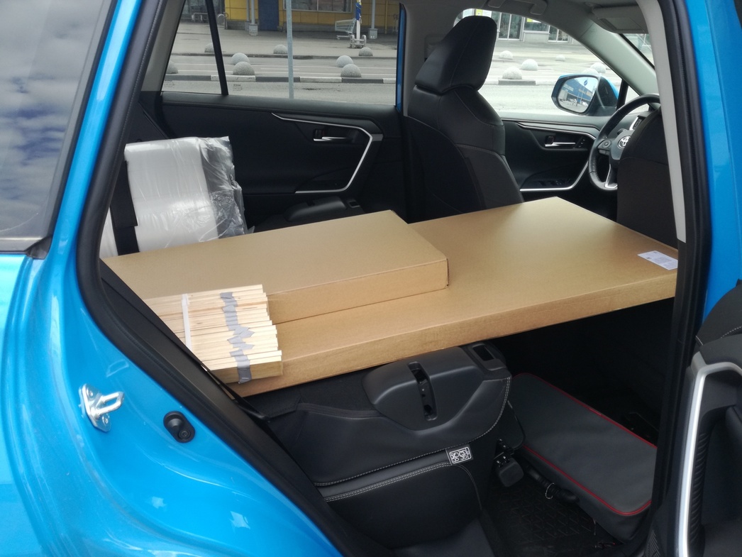 Самая длинная коробка - 2 метра. В Toyota RAV4 она вошла четко. Для этого пришлось максимально задвинуть и наклонить вперед спинку переднего пассажирского кресла.  