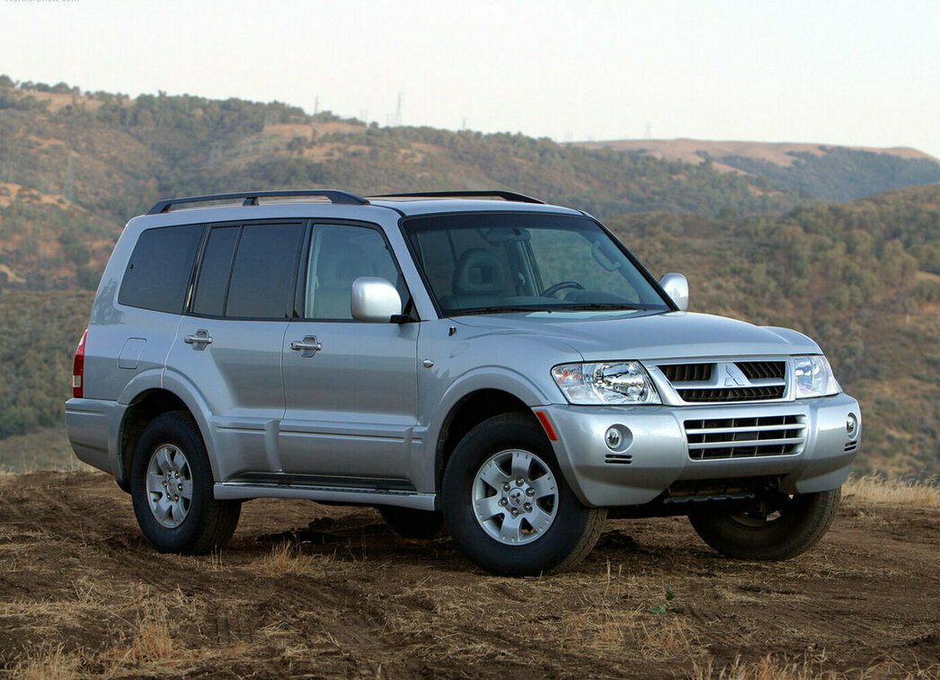 На фото Mitsubishi Pajero 2004 модельного года