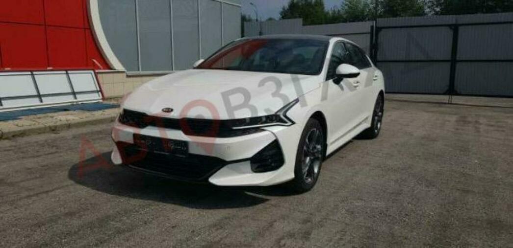 На фото KIA K5 в комплектации GT Line