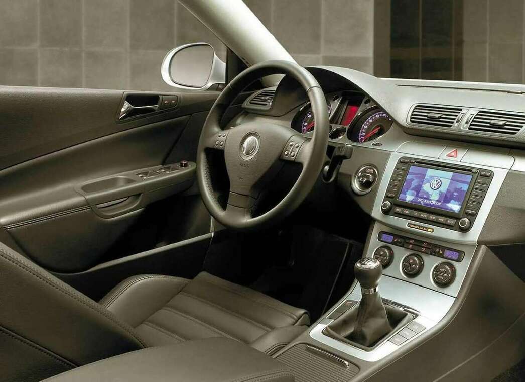 На фото Volkswagen Passat 2006 модельного года