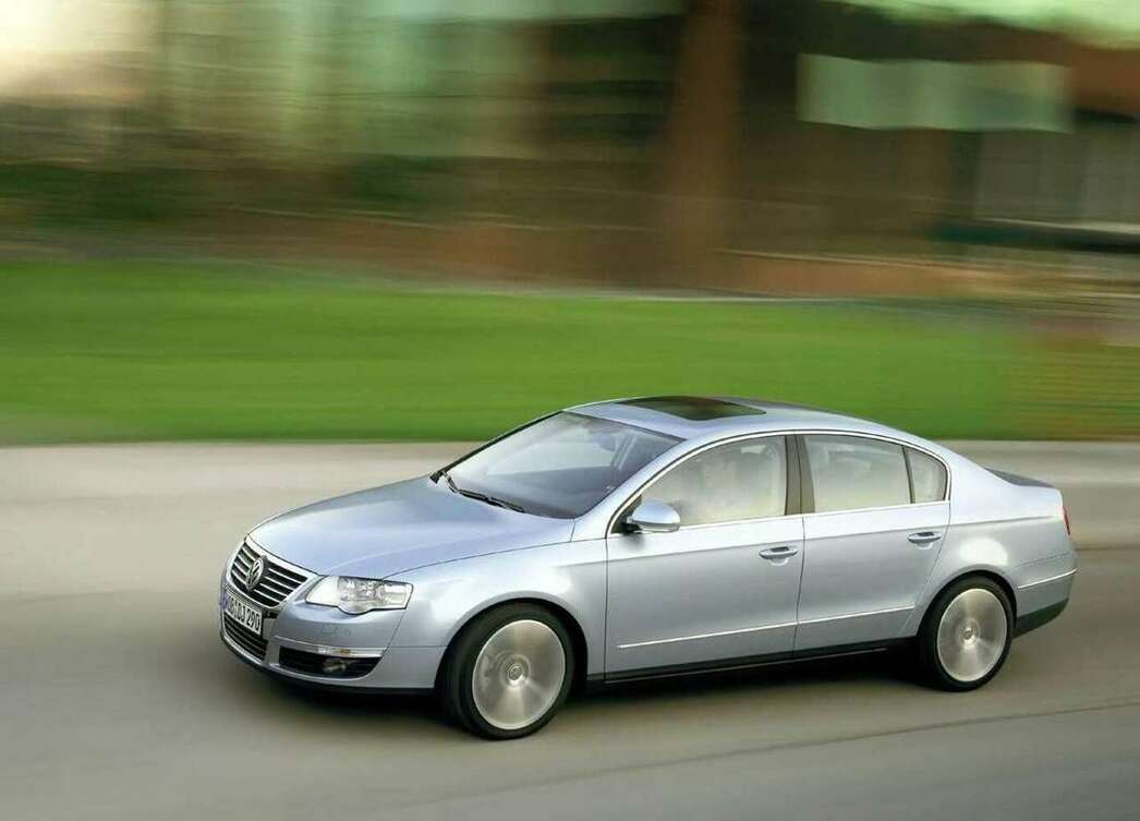 На фото Volkswagen Passat 2006 модельного года