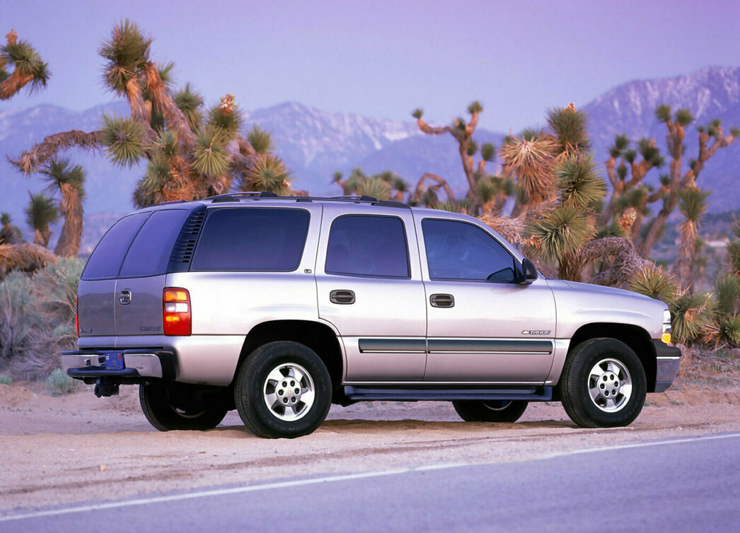 На фото Chevrolet Tahoe 2002 модельного года