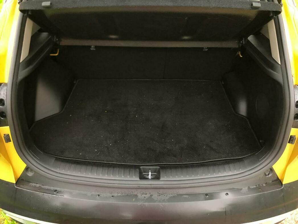 Багажник KIA Seltos правильной формы, но его объем не сильно впечатляет.