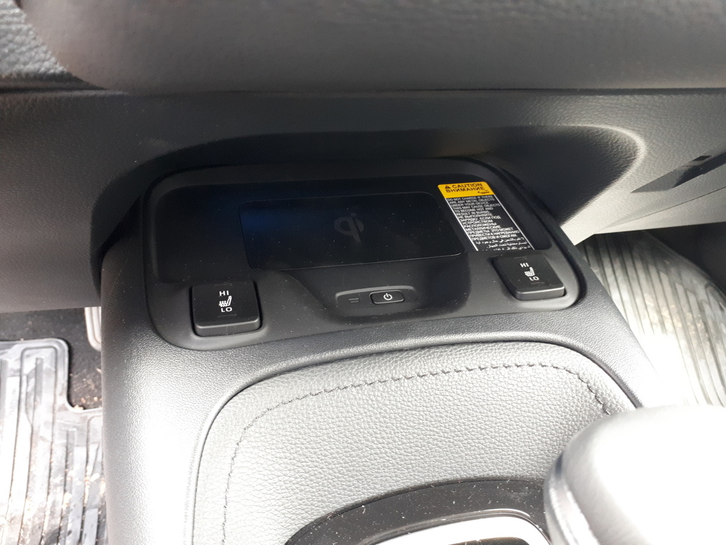 Клавиши обогрева кресел расположены перед селектором трансмиссии