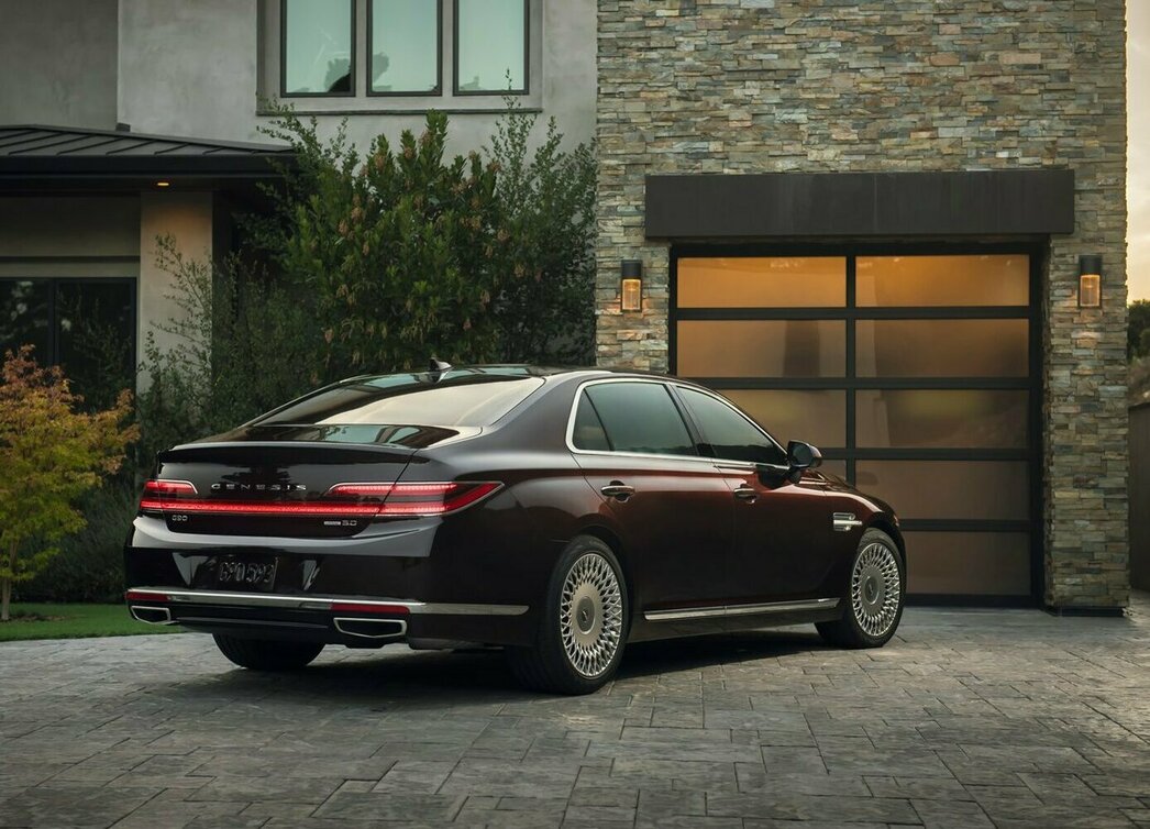 На фото Genesis G90