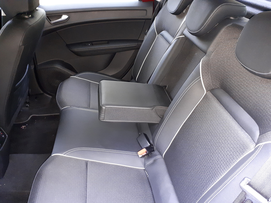 На заднем ряду просторно, лишь покатая форма крыши «давит» на голову.