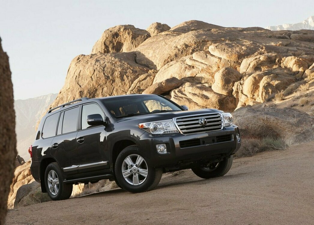 На фото Toyota Land Cruiser 2013 года